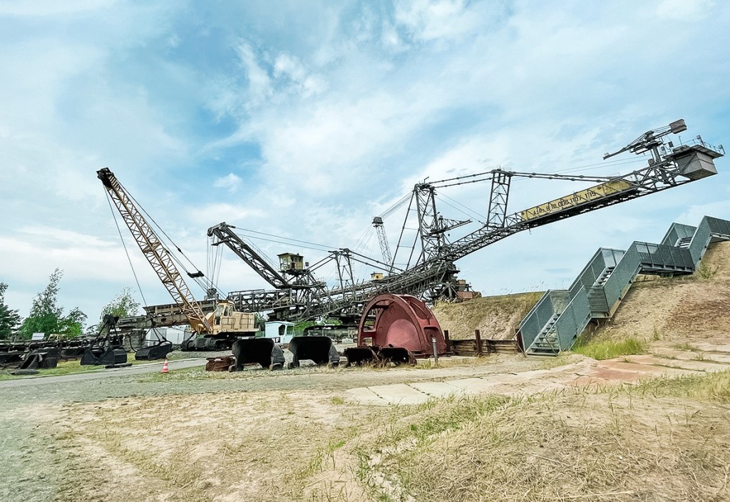 Blick in den Bergbau Technik Park Leipzig, Bandabsetzer 1115 mit Raupenfahrwerk