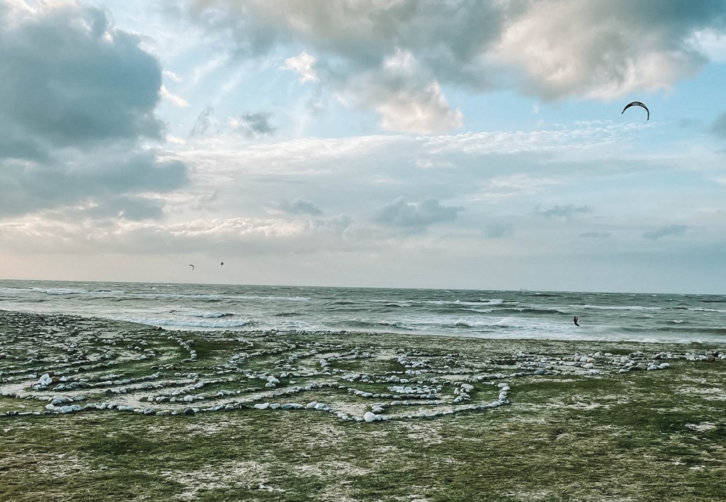Das Steinlabyrinth auf Fehmarn mit Kitesurfer