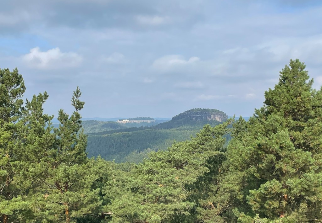 Aussicht auf den Lilienstein und die Festung Königsstein vom Spitzstein aus, Sächsische Schweiz
